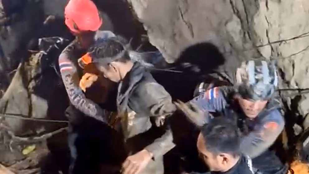 Rescuers halt efforts for two miners presumed stuck in a waterlogged Laos cave 5