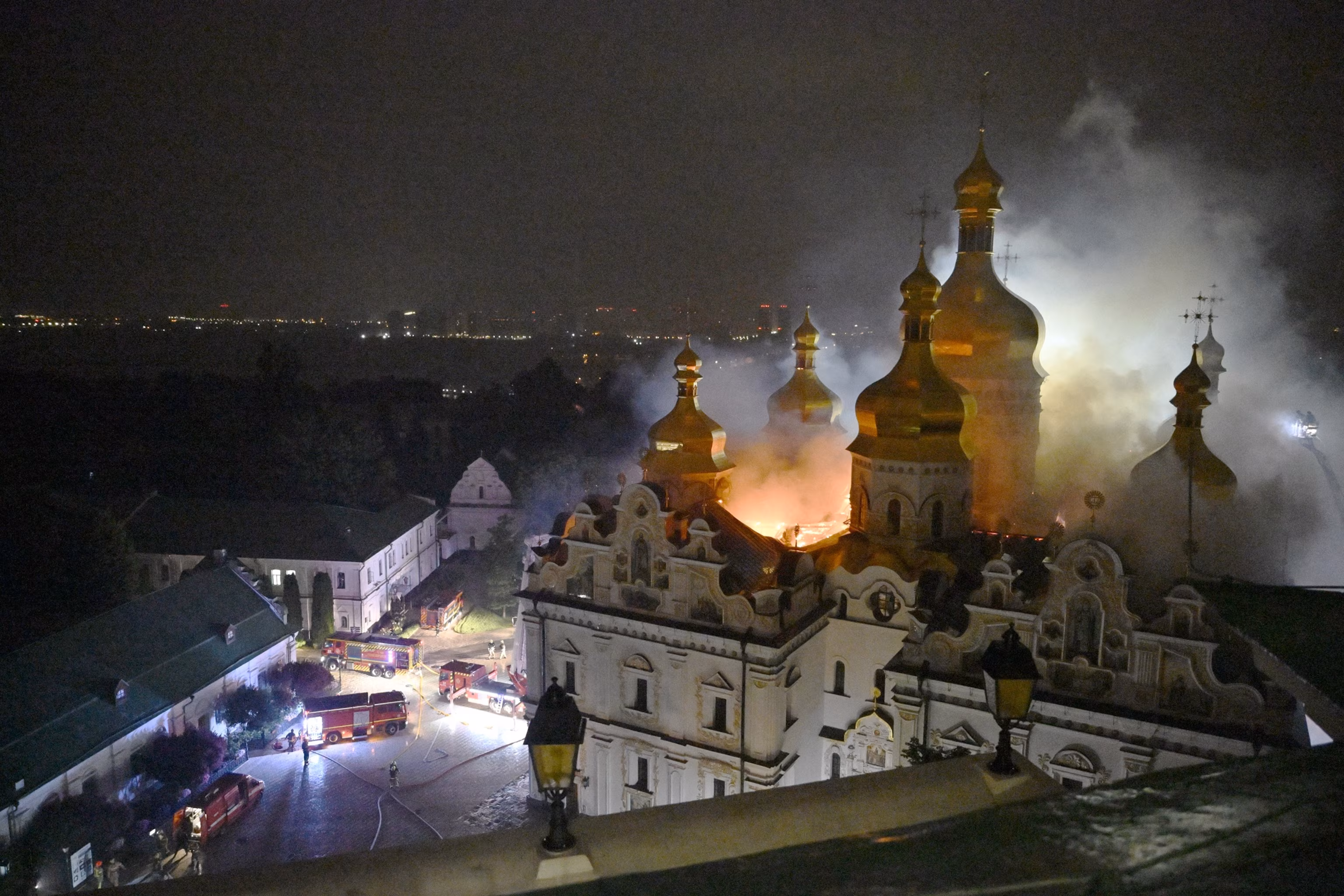 Russia launches drone and missile attacks on Kyiv, igniting a historic cathedral. 4