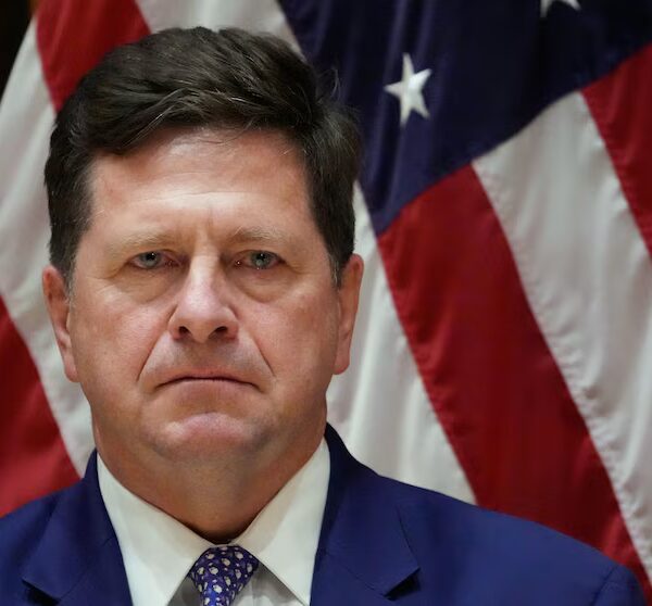 Trump Nomina a Jay Clayton como Director de Inteligencia Nacional