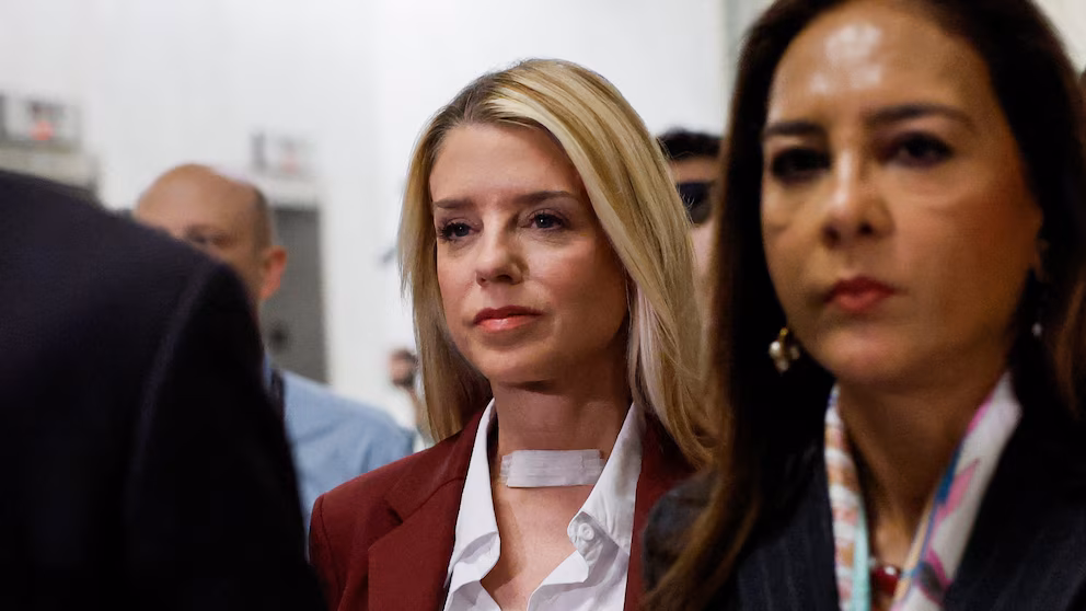 Privilège a été invoqué, refus de répondre aux questions sur les interactions avec Trump concernant les dossiers Epstein 6