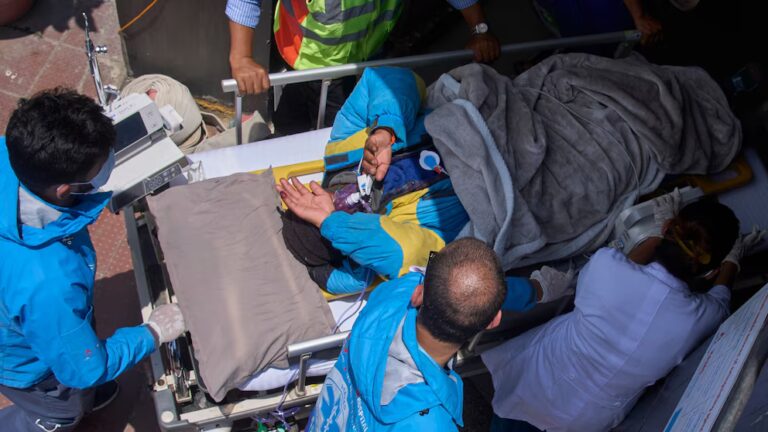 'Incredibile': Sherpa scomparso per 6 giorni sul Monte Everest ritrovato vivo 20