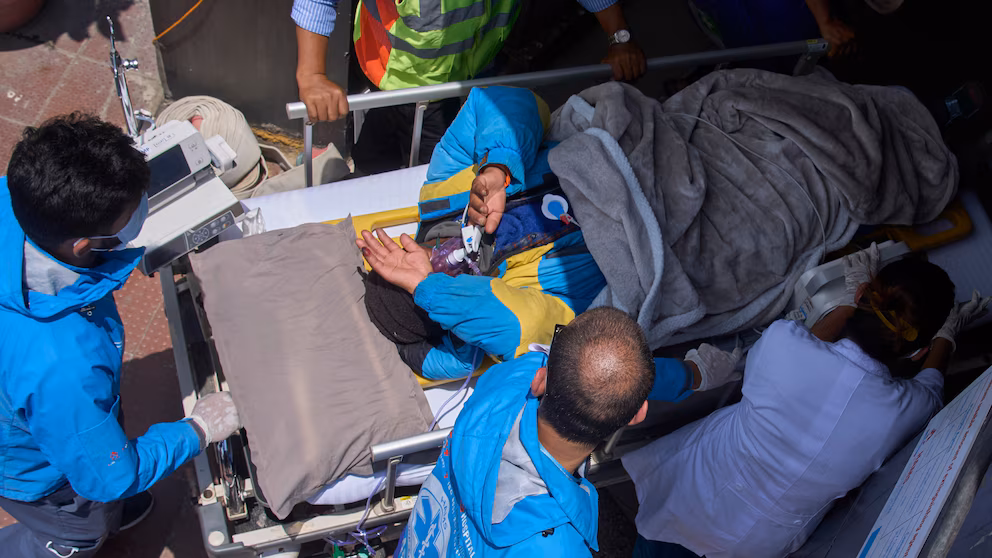 'Incredibile': Sherpa scomparso per 6 giorni sul Monte Everest ritrovato vivo 5