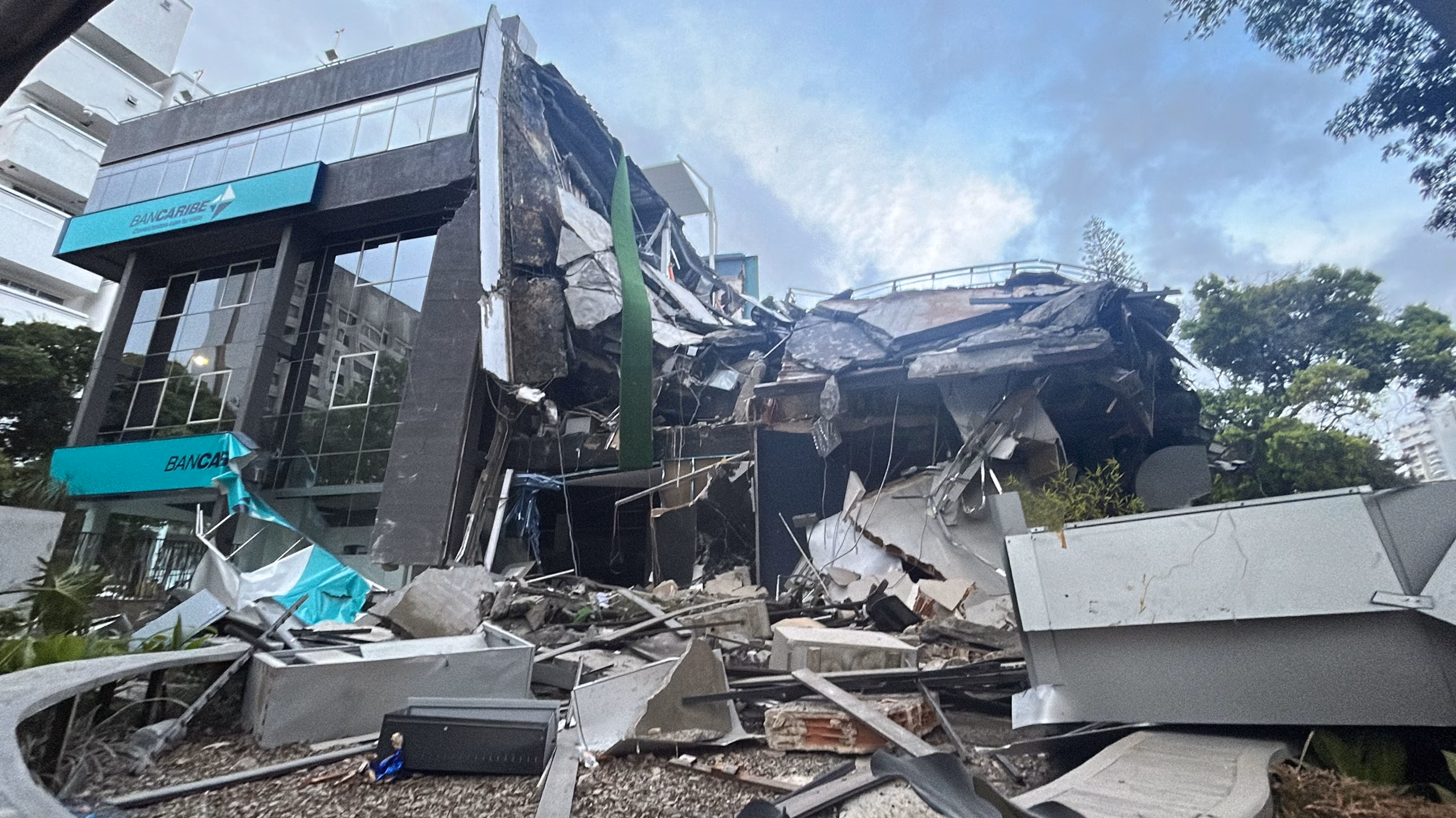 'The ground beneath my feet was trembling': American visitor describes surviving deadly tremors in Venezuela 26