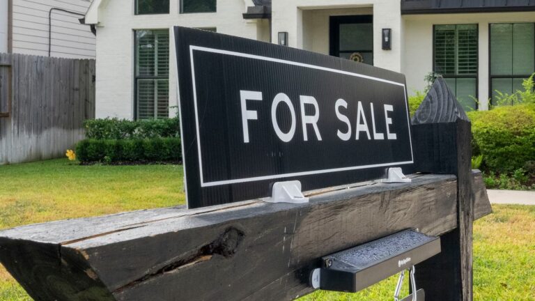 Mortgage rates are falling. Here's the reason why. 13