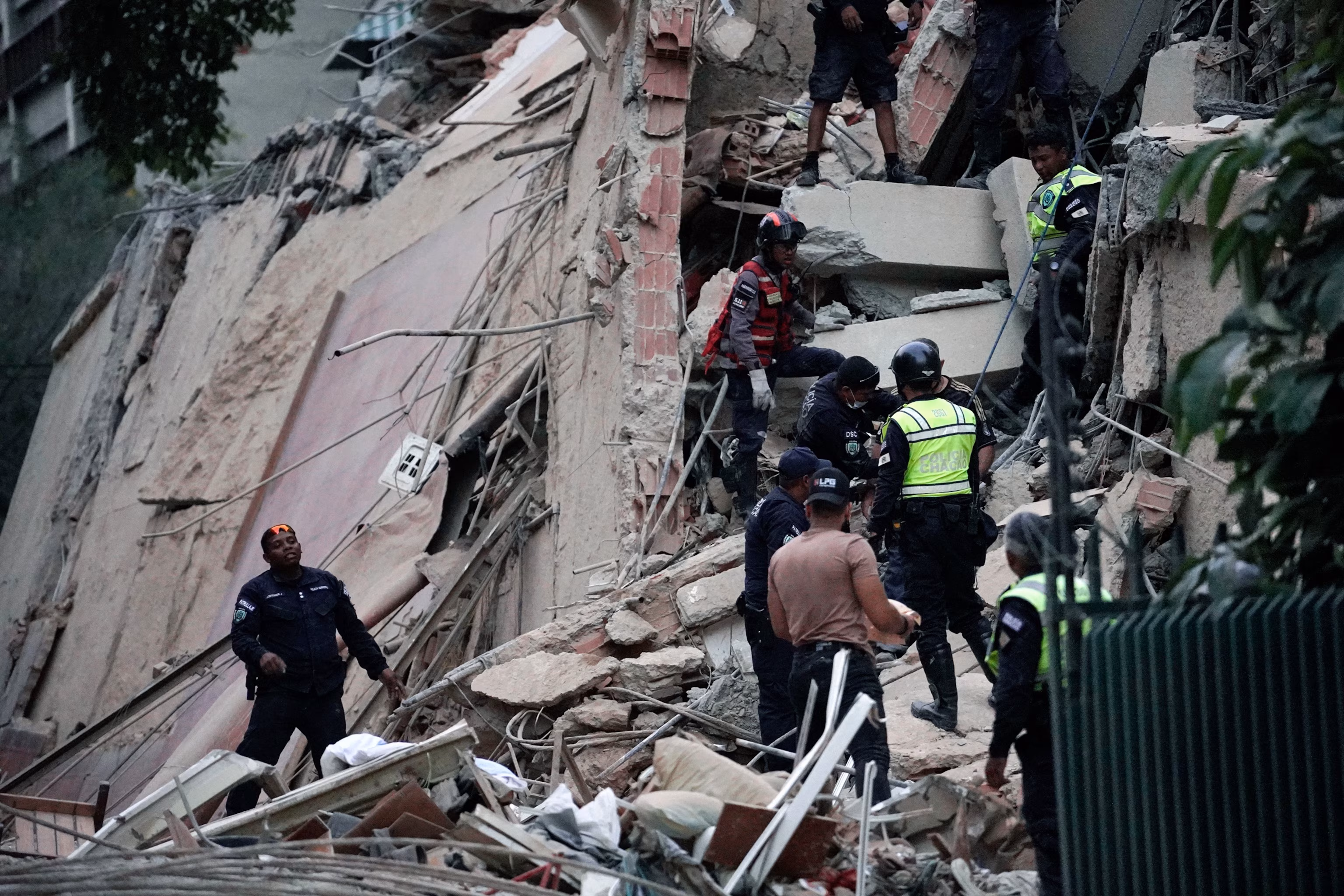 'The ground beneath my feet was trembling': American visitor describes surviving deadly tremors in Venezuela 19