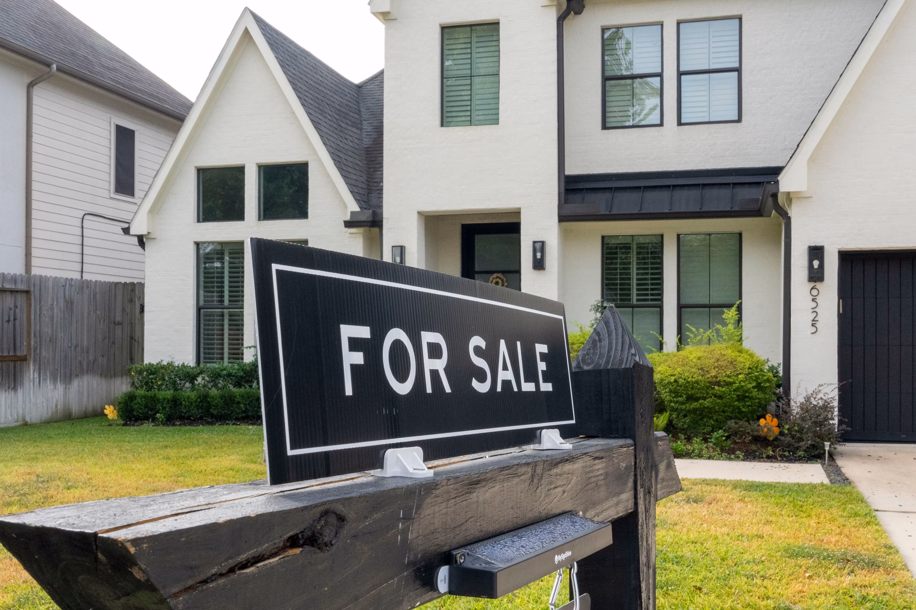 Mortgage rates are falling. Here's the reason why. 4