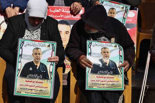 ‘متى سأعود إلى وطني؟’ طبيب فلسطيني بارز قيد الاحتجاز في إسرائيل لما يقارب 16 شهراً دون توجيه اتهامات 12