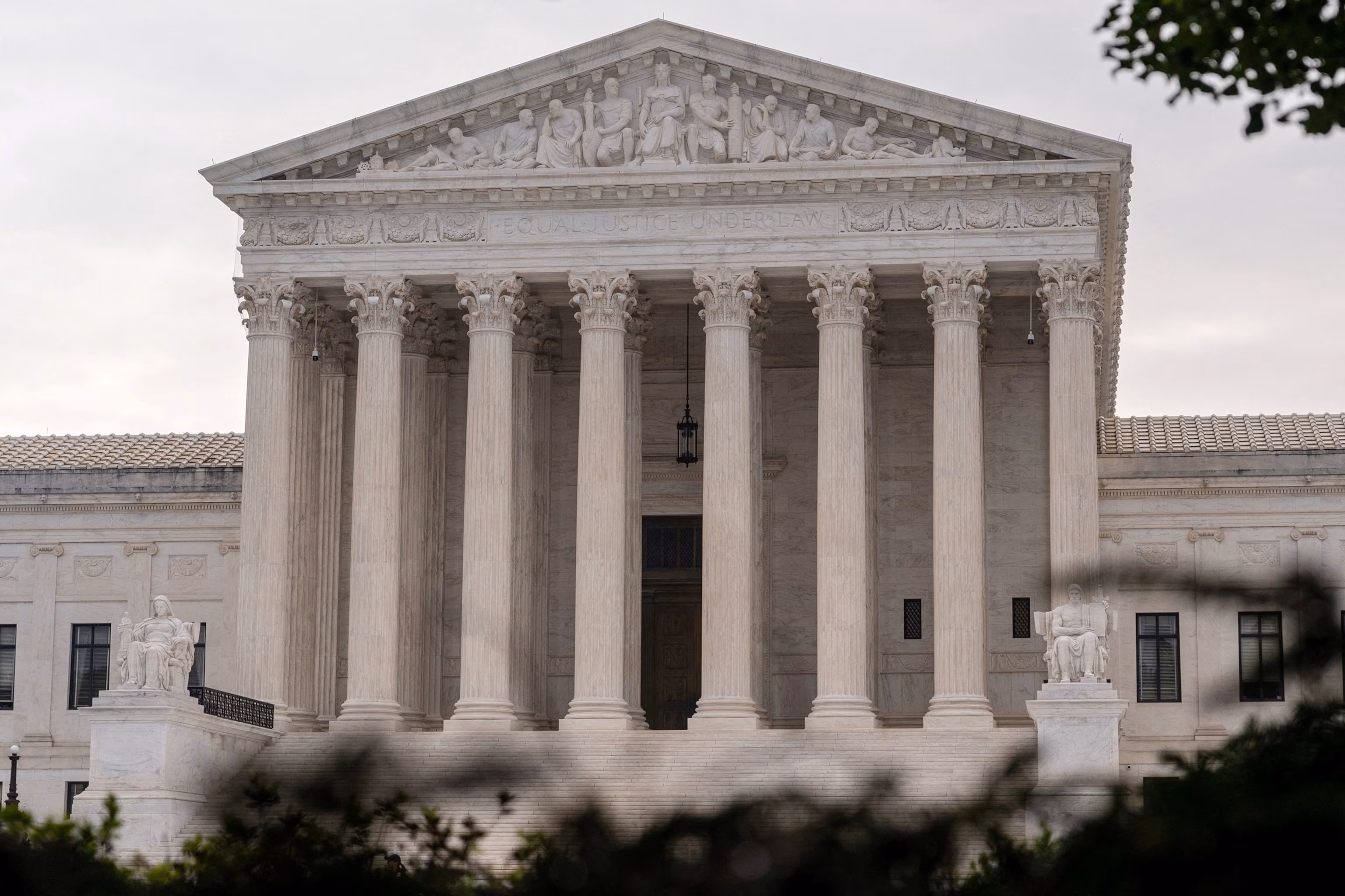 Supreme Court rules against independent agencies, allows Trump to dismiss FTC commissioner 6