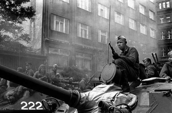 The Day the Soviets Arrived to Crush the Prague Spring, in Rarely Seen Photos | 